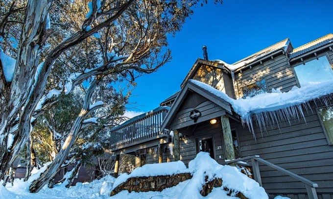 Dinner Plain Ski Chalet | Inviting Colorado Chalet for Families with Open Plan Design