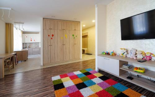 Halyts'kyi district Apartment | Pet-Friendly 3-Bedroom Apartments with Ideal Amenities
