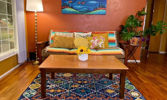 Cal Young House | Vibrant 50's Ranch Retreat in Eugene - Family Friendly Stay