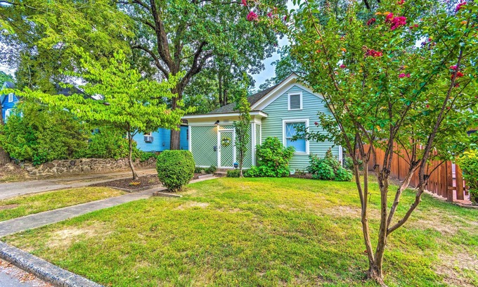 Hillcrest Cottage | Vibrant Cottage with Deck and Spa - 9.8/10 Guest Rated!