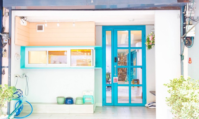 Bangkok Yai House | Vibrant Home Steps from the Train Station with Spa Amenities