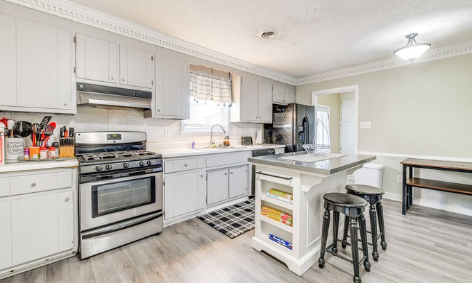 Hopewell House | Vibrant Hopewell Home - 5 Mi to James River & Spa Amenities