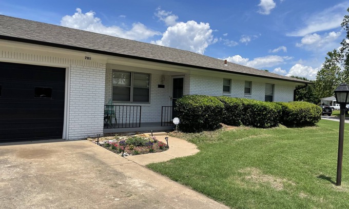 Jenks House | Vibrant Jenks House - Near Aquarium & Family-Friendly Fun