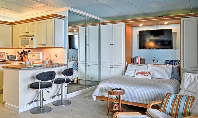 Virginia Beach Apartment | Vibrant Virginia Beach Studio Steps from the Ocean and Pool