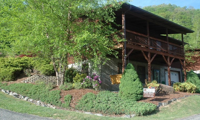 Maggie Valley Cabin | Unforgettable Stay with Mountain Views & Pet-Friendly Amenities