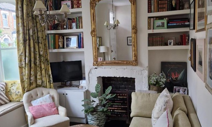 Tooting House | Vibrant Tooting Retreat: 2 Bed, Child Friendly Haven
