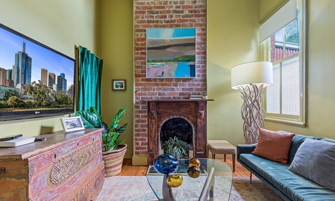 Fitzroy House | Vibrant 2-Bed Fitzroy Heritage Home with Spa & Breakfast