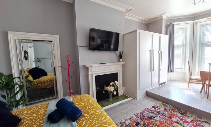 West Cliff Apartment | Vibrant Studio with Kitchen - Ideal for Families