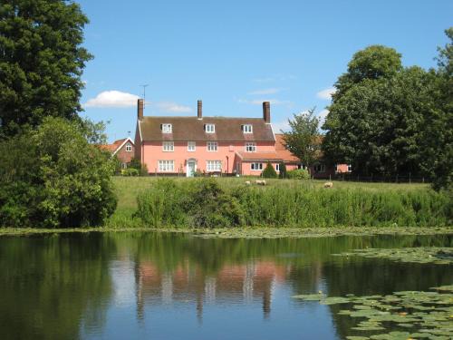 Woodbridge Bed & Breakfast | Cozy Colston Hall Farmhouse B&B: Family-Friendly Retreat