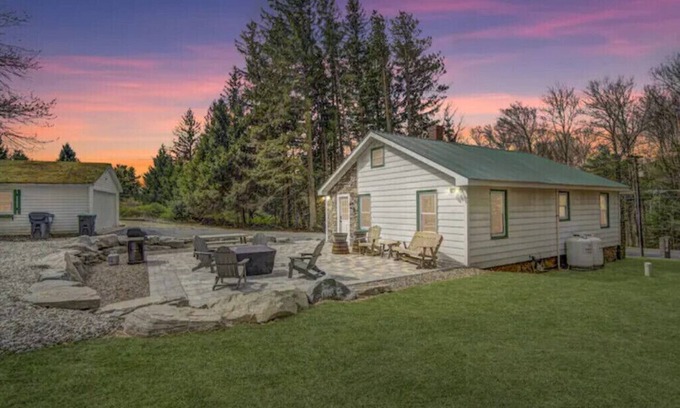 Hawley House | Cozy Colton's Cabin: Family-Friendly Retreat with Kitchen