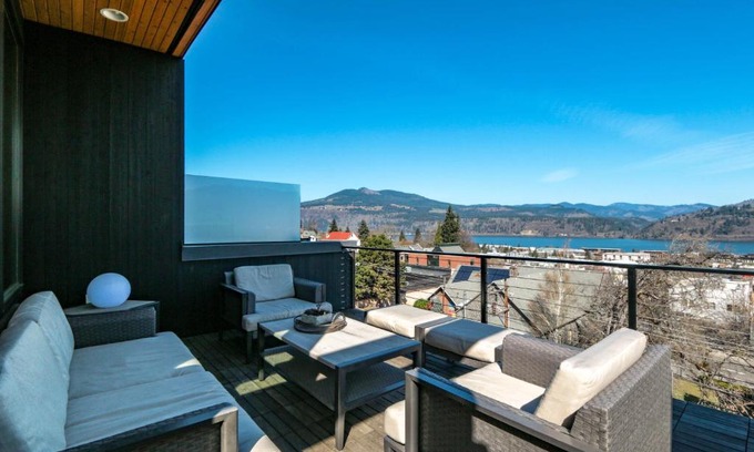 Hood River Apartment | Unforgettable Columbia River Gorge View Condo with Hot Tub