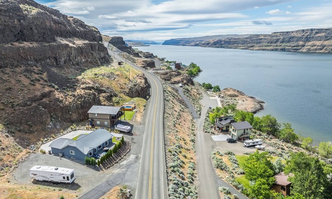 Sunland Estates House | Pet-Friendly Retreat with Columbia River Views Near The Gorge