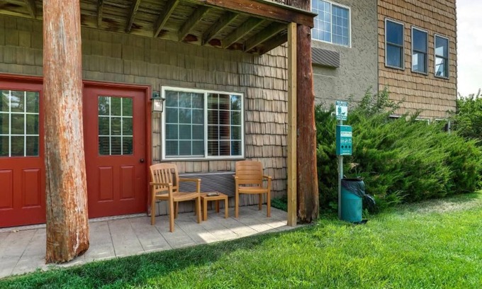 Columbia Hotel | Columbia's Rustic Retreat with Heated Pools & Lake Views