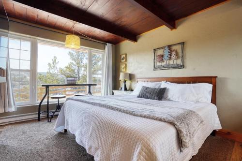 Hot Springs House | Oceanfront Columbine Cabin with Child-Friendly Amenities