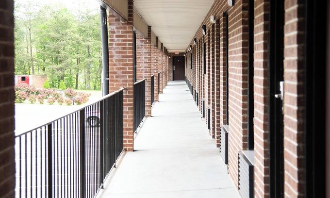 Lynn Hotel | Discover Comfort at Columbus Inn and Suites with Pool & Spa
