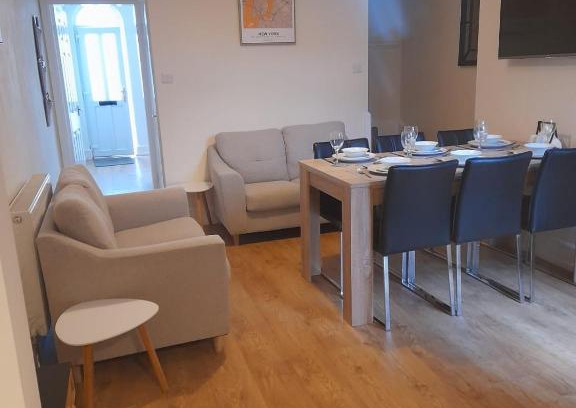 North Wheatley Apartment | Family-Friendly Retreat at Colville House - Rated 9/10!