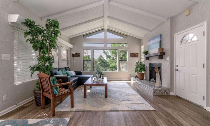 Comanche Trail House | Comanche Trail Guest House: Family-Friendly with Hot Tub