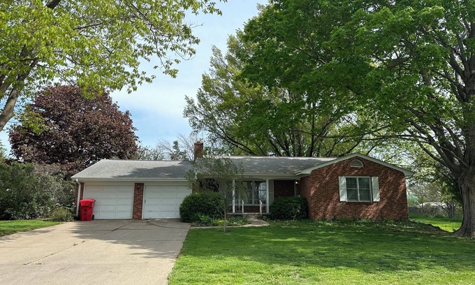 Knoxville House | Relax at The Porter House: King Beds & Game Room Awaits