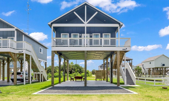 Port Bolivar Villa | New Three Bedroom Villa Steps from Beach & Pool, Rated 9.6