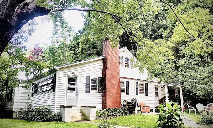 Mars Hill House | Unwind in a Mountain Retreat for Work or Outdoor Fun