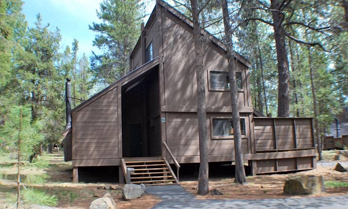 Overlook Park House | Relax in a Cozy Cabin with Hot Tub & Pet-Friendly Perks