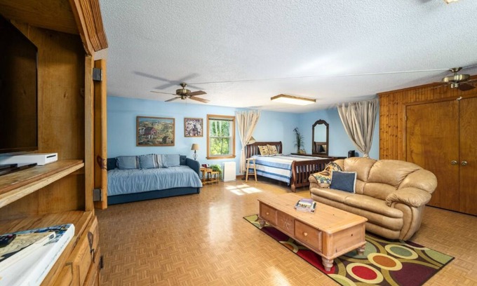 Silver Springs Apartment | Escape to Tranquility: Pet-Friendly Lake View Retreat