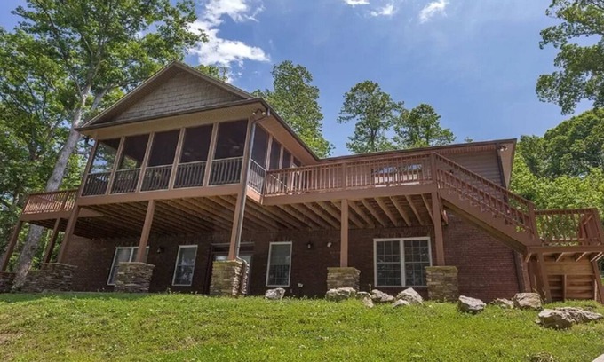 Loudon House | Experience Fun in the Sun on the Tennessee River Today!