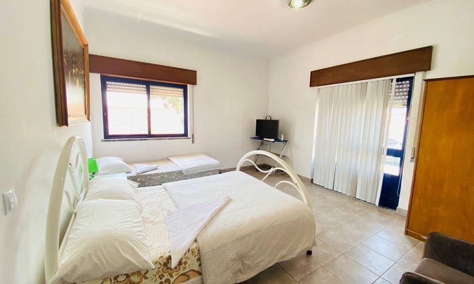 Quinta Do Conde House | Budget-Friendly Stay at Come Inn Sesimbra with Breakfast