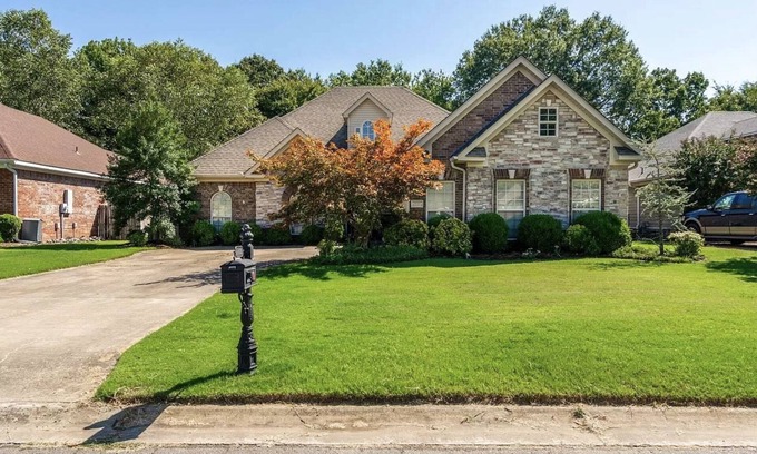 Conway House | Experience the Eclipse with a Full House Rental Today!