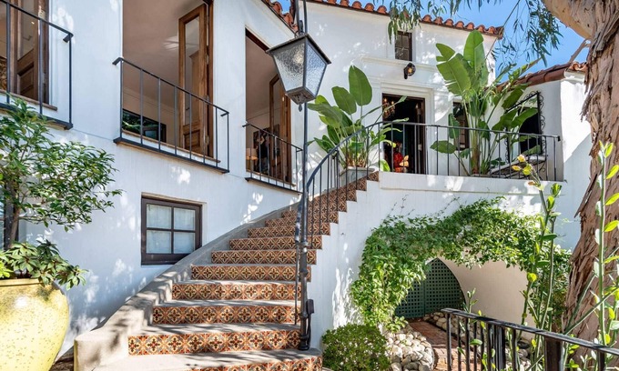 Hollywood Dell House | Experience 5-Star Comfort Near Universal Studios