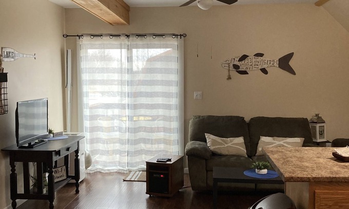 Brier Hill Apartment | Relaxing Retreat at The Lake House Loft for Families