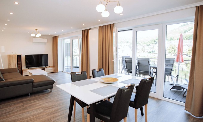 Zell Apartment | Beautiful Newly Renovated Apartment with Ocean View