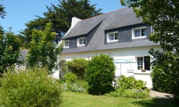 Brignogan-Plage House | Cozy House with Large Garden Steps from the Ocean