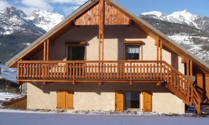 Saint-Martin-de-Queyrieres Apartment | Cozy Apartment for 4 with Kitchen & Family Amenities
