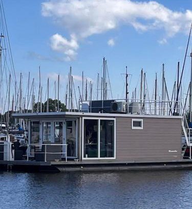 Monnickendam Boat Rental | Comfi Winter Houseboat Maatrollie in Monnickendam