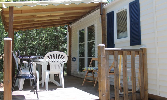 Saint-Privat-de-Champclos Cottage | Comfort Cottage: Pet-Friendly Getaway with Ocean View