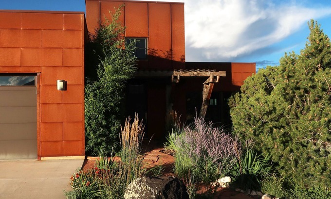 Teasdale House | Artistic Retreat: 2BR Home with Breakfast Near Capitol Reef