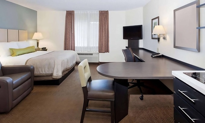 Somerset Hotel | Convenient Pet-Friendly Units Near Billy Bob's Texas!