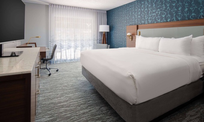 Port Angeles Hotel | Ideal Stay Near Ted's Tree Park: Pool, Parking & Pets Welcome