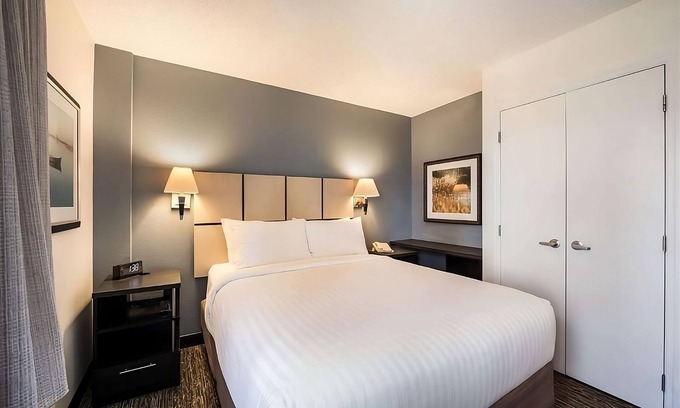 North Arlington Hotel | Convenient Stay with Kitchen, Parking & Pet-Friendly Options