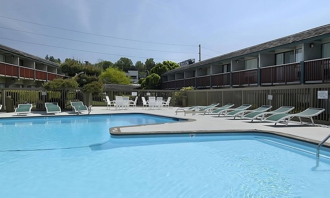 West Bellevue Hotel | Relax and Enjoy at Red Lion Hotel Bellevue: Pet-Friendly Pool