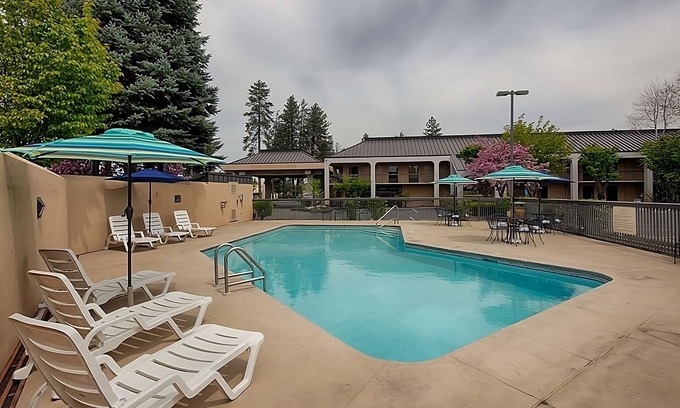 Orchard District Hotel | Comfort and Convenience: Relaxing Units Near Bend Airport
