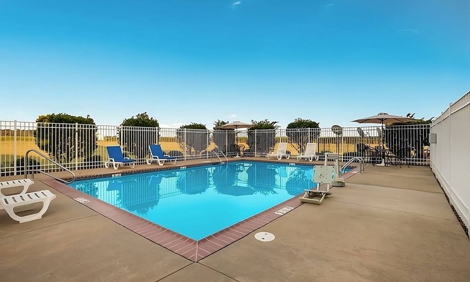 Saint Landry House | Enjoy Free Breakfast and Pool Access at Knights Inn Bunkie