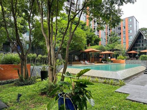Chiang Mai Apartment | Convenient Hotel Near Department Store with Oceanfront Pool