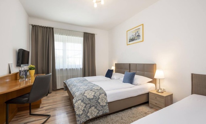 Taxham Bed & Breakfast | Cozy Double Room with Breakfast at Salzburg Hotel Lilienhof