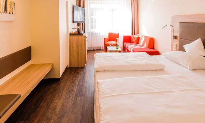 Buxtehude House | Relax in Comfort Dreibettzimmer at Hotel An der Linah