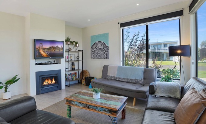 Port Fairy House | Elegant South Beach Retreat with Oceanfront Views & Pool