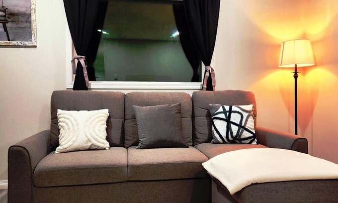 Whitehorse Apartment | Cozy Retreat for Families - Sleeps 6 & Child Friendly