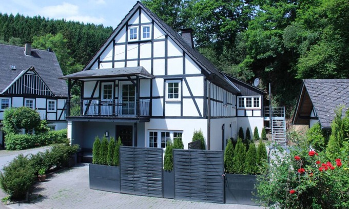 Eslohe House | Indulge in Privacy with Ocean View, Spa & Sauna Retreat