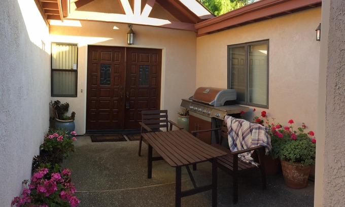 Davis Apartment | Comfort in Davis: Pet-Friendly Stay with Pool & Spa